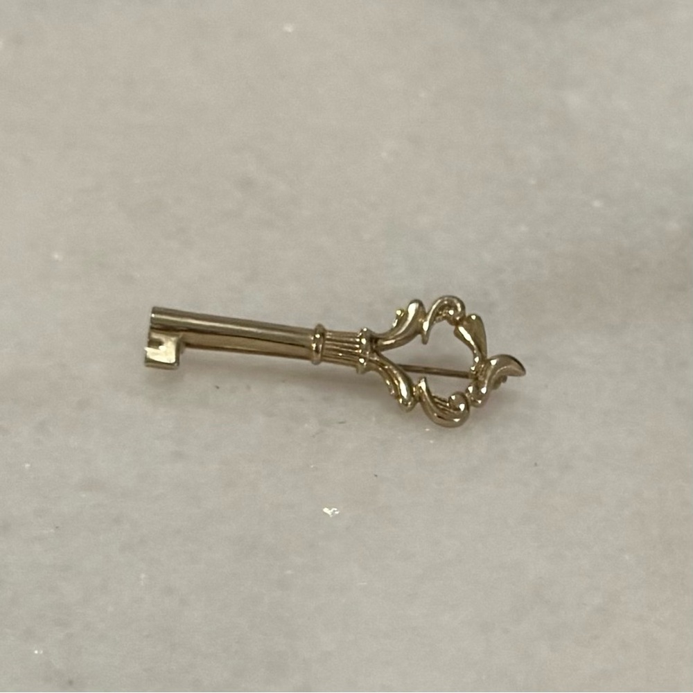 3 for $30 ✔Vintage Gold Tone Ornate Victorian Style Skeleton Key Stick Pin - Picture 1 of 5